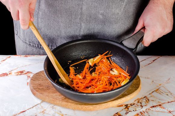 Обжарьте морковь вместе с чесноком и кориандром 2 минуты.