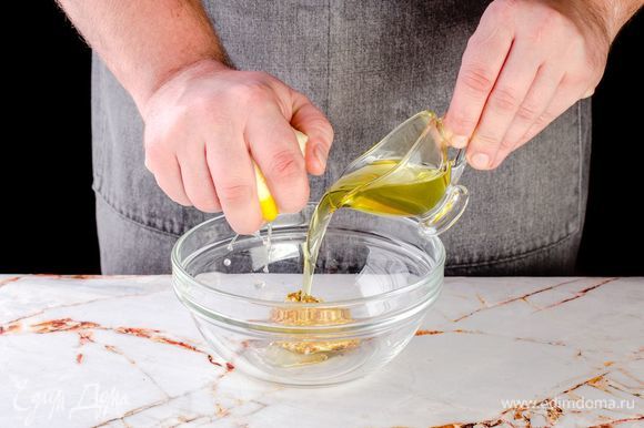 Приготовьте заправку: смешайте с оливковым маслом лимонный сок и горчицу.