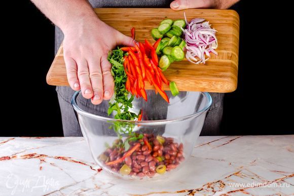 Далее положите в салатник нарезанные овощи с зеленью. Перемешайте.