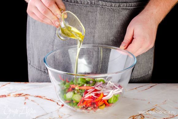 Заправьте салат оливковым маслом, посолите, поперчите и снова перемешайте.