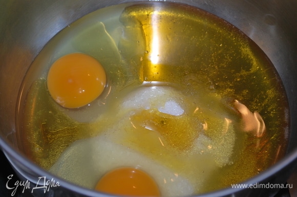 Сделаем тесто. Мед, яйца, сахар и соль положите в сотейник и перемешайте, поставьте на огонь и непрерывно помешивайте венчиком.