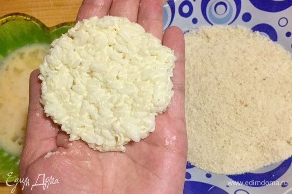 Из риса сделать плоскую лепешку.