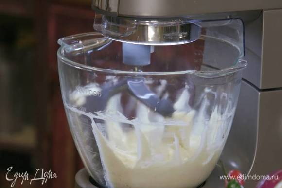 Приготовить крем: в чаше комбайна соединить 80 г сахара, кленовый сироп, предварительно размягченное сливочное масло и сливочный сыр, вымешать все на небольшой скорости.