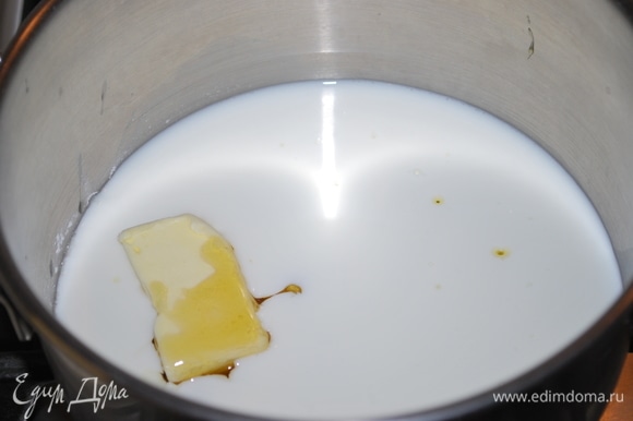 Влейте в сотейник молоко, добавьте сливочное масло, мед и сахарную пудру. Важно использовать качественный мед!