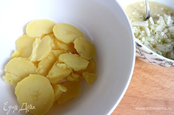 Картофель нарезать кружочками средней толщины, положить в большую миску слой картофеля.