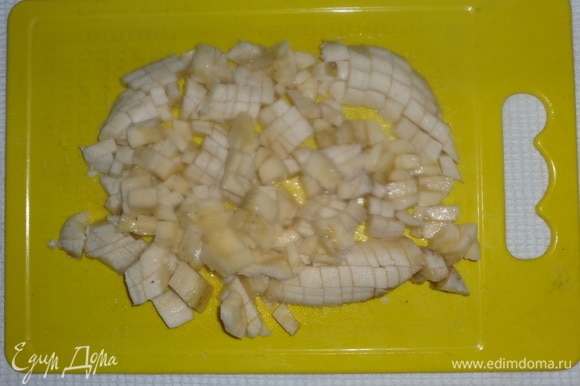 Бананы почистить и нарезать мелкими кубиками.