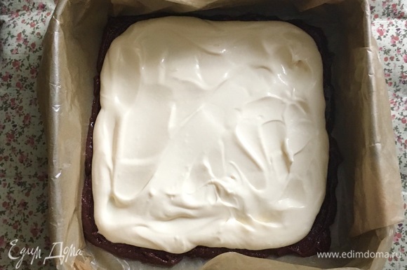 Вылейте сырный слой в форму поверх шоколадного слоя.
