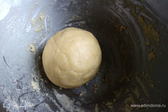 Придать тесту форму шара, обернуть пищевой пленкой. Убрать тесто в холодильник на 1 час (лучше на 2–3 часа).