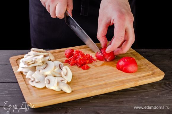 Нарежьте шампиньоны, предварительно очищенные от кожуры помидоры измельчите.