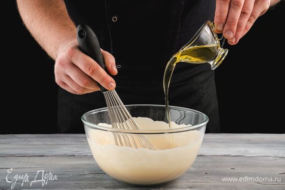Влейте 3 ст. л. рафинированного оливкового масла. Снова перемешайте массу. Тесто готово!