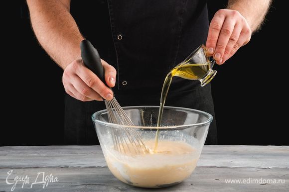 Замешайте тесто, добавьте растительное масло.