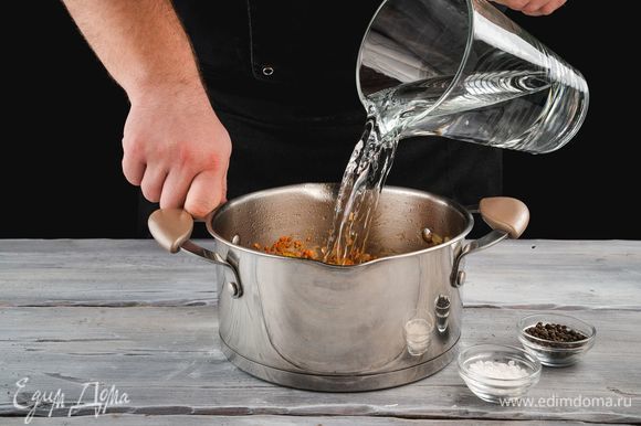 Добавьте воду, соль и перец по вкусу. Варите суп до полной готовности чечевицы 20–30 минут.