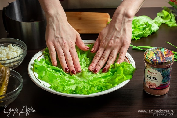 Блюдо застелите листьями салата.