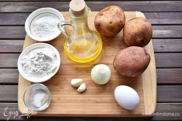 Для приготовления картофельных драников подготовить продукты.