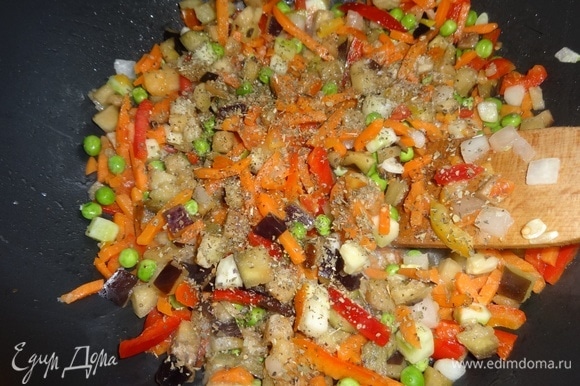Овощи посолить, поперчить, добавить сушеный базилик, перемешать и обжаривать еще 4–5 минут.