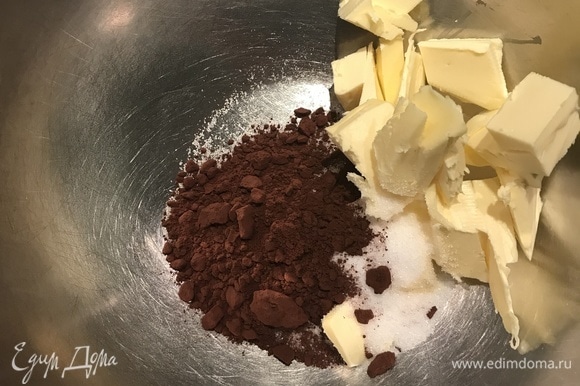 Мягкое сливочное масло соединить с какао и 40 г сахара.