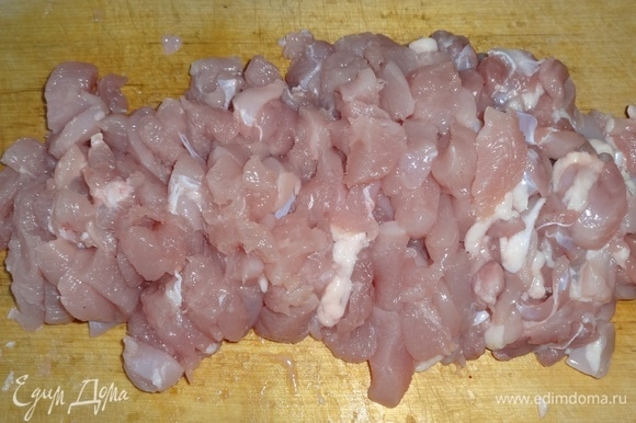 Мясо курицы вымыть, обсушить, нарезать мелкими кусочками.