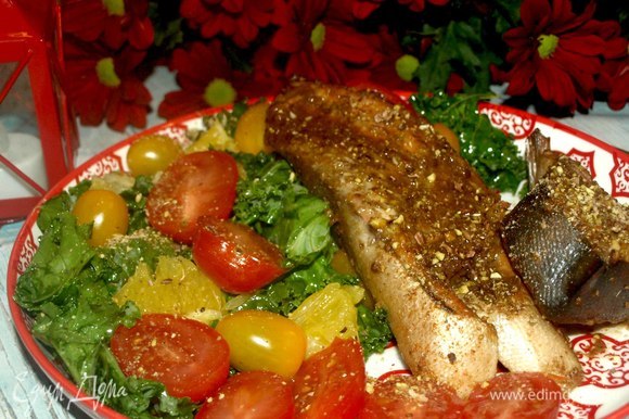 Перед подачей посыпать фисташками. Подавать с салатом и свежими овощами. К такой рыбе идеально подойдет апельсин.