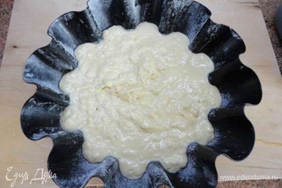 Форму смазать сливочным маслом и посыпать мукой. Выложить тесто и выпекать 35–40 минут при температуре 190°C.