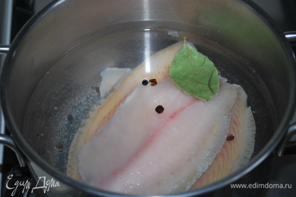 Рыбное филе положите в кастрюлю, залейте небольшим количеством воды (600 г воды), добавьте горошины черного перца и лавровый лист. Доведите до кипения.