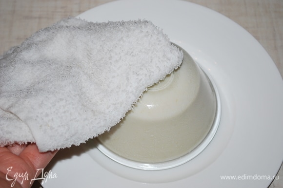 Когда мусс застынет, извлеките его из формы, перевернув на тарелку, можно положить сверху нагретое полотенце на несколько минут.