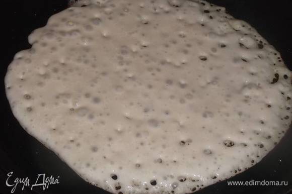 Налить тесто на раскаленную сковороду, смазанную маслом.