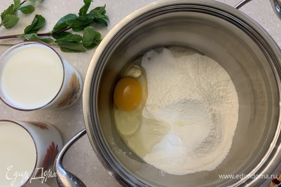 Муку соединяем с яйцом, солью и 1 ст. л. сахара. Взбиваем массу миксером, тонкой струйкой вливая молоко.