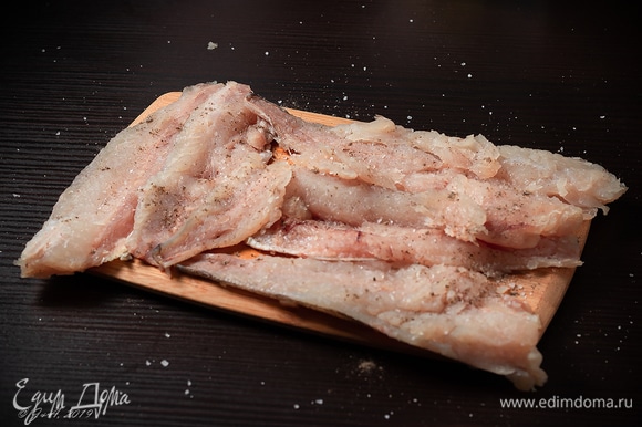 Рыбу заранее разморозьте и разделайте на филе. Хек ТМ «Магуро» — это симпатичные, одинаковые по размеру рыбки, не перемороженные, мясо легко отделяется от костей.