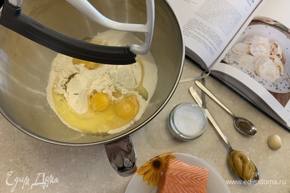 Просеять через сито 300 г муки, добавить яйца, влить оливковое масло и замесить массу в комбайне насадкой для теста.