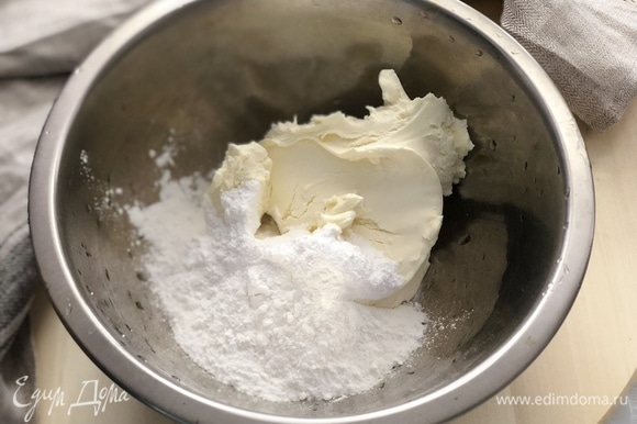 В отдельной миске смешиваем венчиком сыр и сахар.