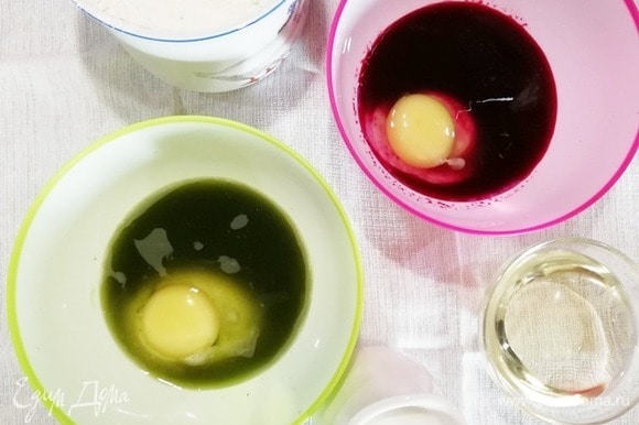 В сок добавляем яйца и соль.