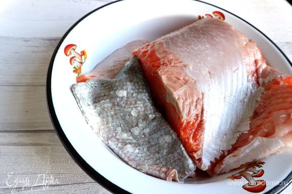 Засолить кусок форели, желательно большего размера, чем требуется для блюда, а потом отрезать необходимый кусочек. Снять с куска рыбы филе, удалив кожу и кости.