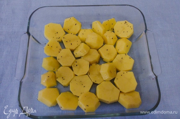 Подготовленный картофель нарезать толстыми кружочками и выложить в форму для запекания. Приправить растительным маслом, прованскими травами, солью. Запекать в прогретой до 180°C духовке 30–35 минут.