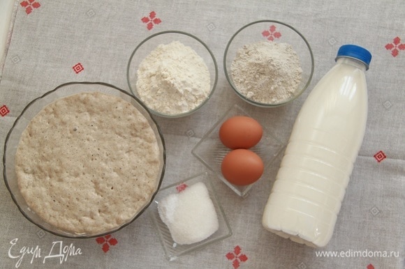 Приготовить ингредиенты для блинного теста: молоко слегка подогреть, яйца заранее выложить из холодильника.