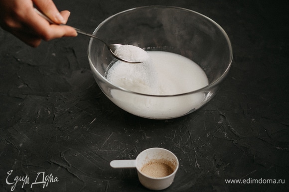 В теплое молоко добавить 1 ст. л. сахара.
