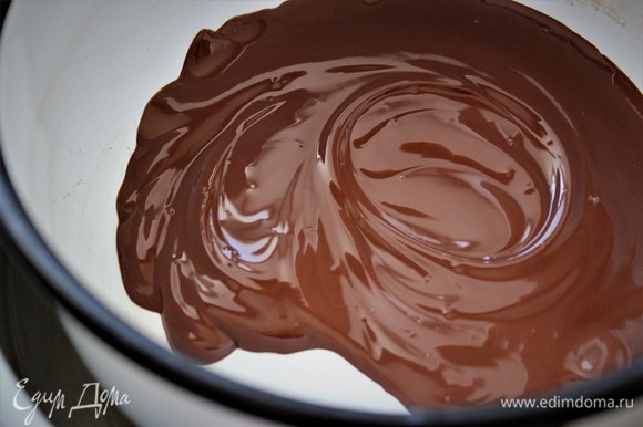 Когда шоколад готов, приступаем к созданию конфет ручной работы. Волшебство.