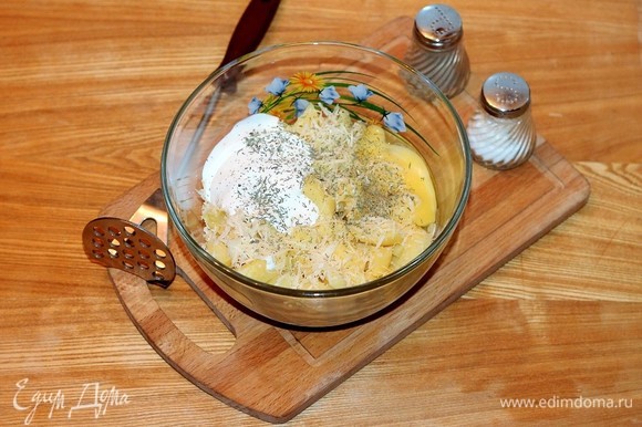 Соединить картофель с натертым сыром, добавить прессованный чеснок, яйцо, влить простоквашу, посолить и поперчить. Добавить листья тимьяна (у меня 0,5 ч. л. сухого молотого тимьяна).