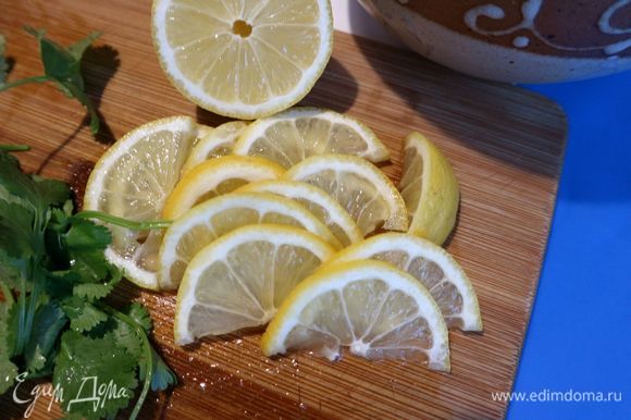 Нарезать лимон на тонкие пластины. Нарезать на кусочки слабосоленую семгу.