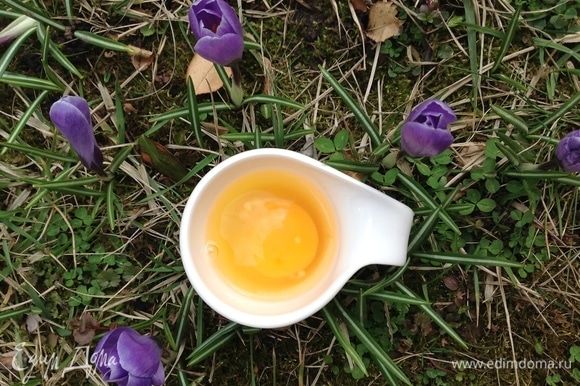 Яйца: отделяю желток от белка.