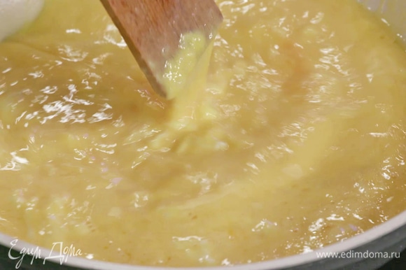 Вылить яично-сливочную смесь на сковороду, разогретую со сливочным маслом. Жарить на среднем огне примерно 2–3 минуты, постоянно помешивая и не давая омлету застыть одним пластом.
