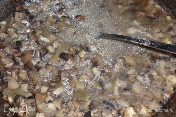 Вылить раствор крахмала в сковороду к грибам, все время помешивая. Попробовать на соль, посолить, если нужно. Потушить еще немного до загустения соуса и выключить огонь.