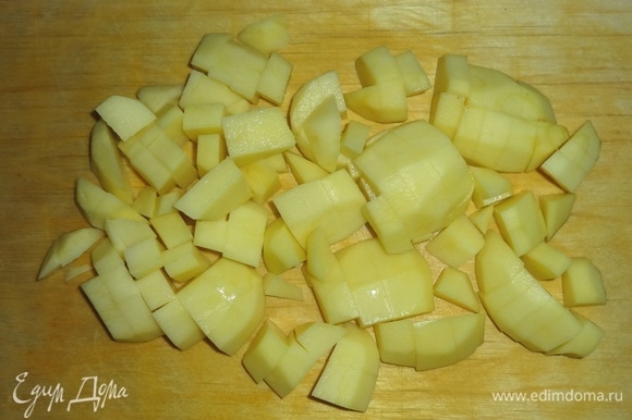 Картофель почистить, вымыть, нарезать небольшими кусочками.