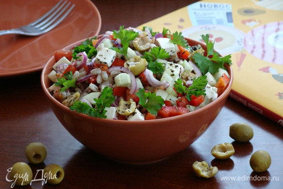 Вкусный греческий салат с перловой крупой готов!