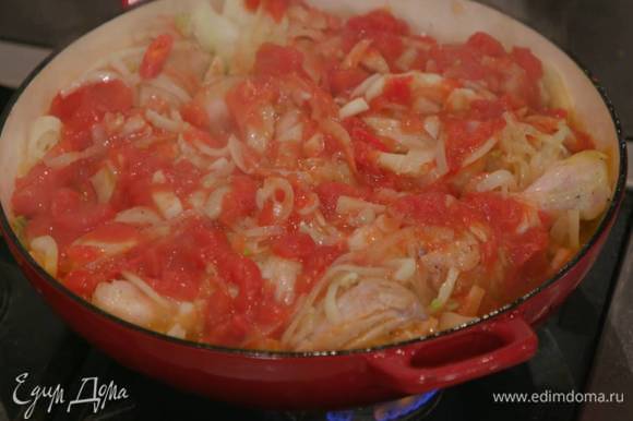 Вернуть в сковороду обжаренные овощи, сверху разложить помидоры в собственном соку, влить вино и дать алкоголю немного выпариться, затем накрыть крышкой и готовить на небольшом огне 35‒40 минут.