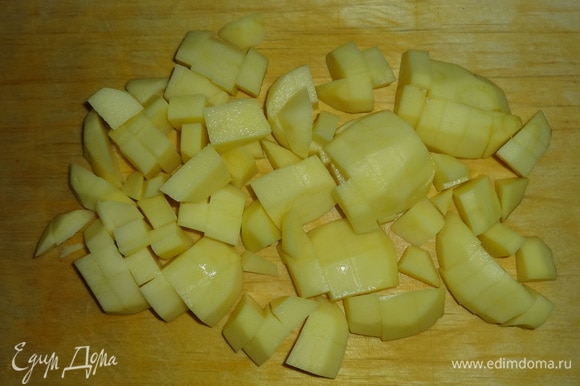 Картофель почистить, вымыть, нарезать небольшими ломтиками.