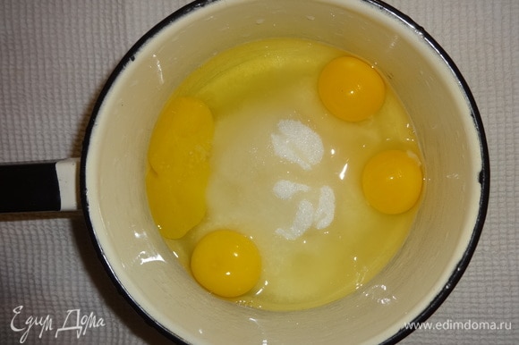 Яйца соединить с сахаром, солью, ванилином, взбить.