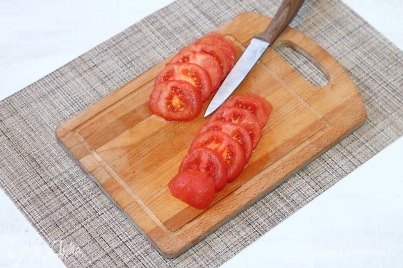 С помидоров снять кожицу, нарезать их тонкими кружками и, если помидоры зимние, посыпать сахаром.