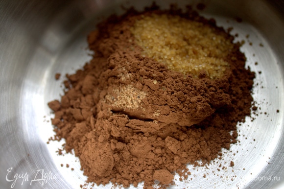 Насыпать в кастрюлю какао, коричневый сахар (в оригинале сахарная пудра) и мускатный орех.