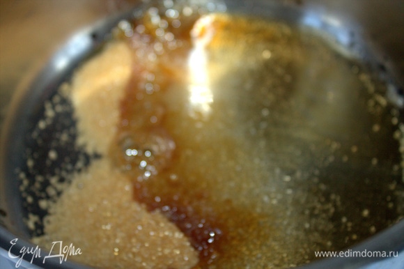 Для яблок насыпать в кастрюлю с толстым дном коричневый сахар, корицу, влить воду и поставить на огонь.