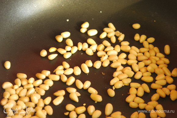 Кедровые орехи обжариваем на сухой сковородке.
